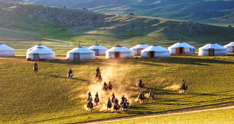 Moğolistan: Sonsuz Bozkırlar ve Kadim Göçebe Kültürü